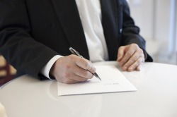 承諾書上承諾人應填寫誰的名字 法律解析與注意事項